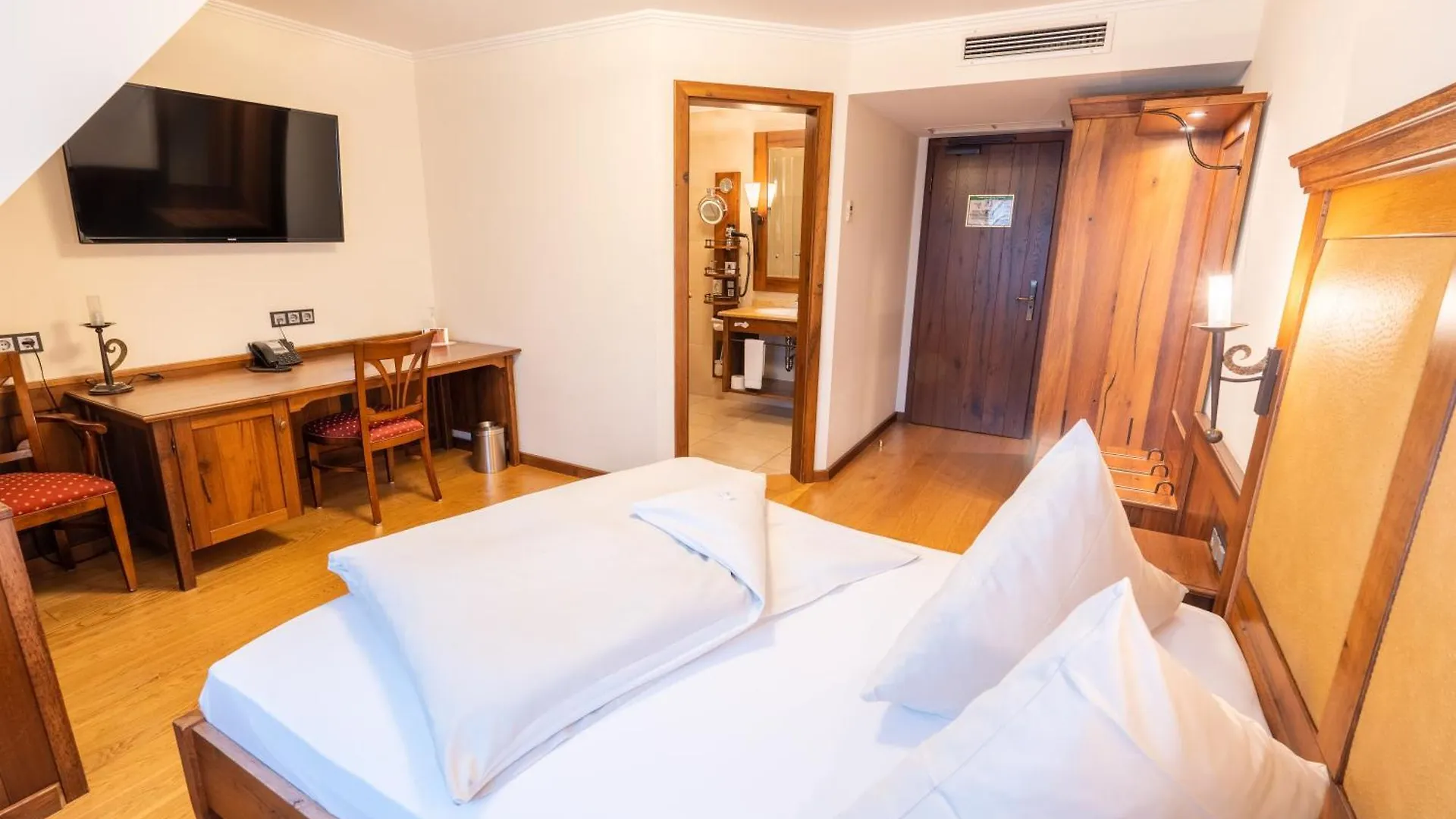 Hotel Hirsch Neu-Ulm 4*,